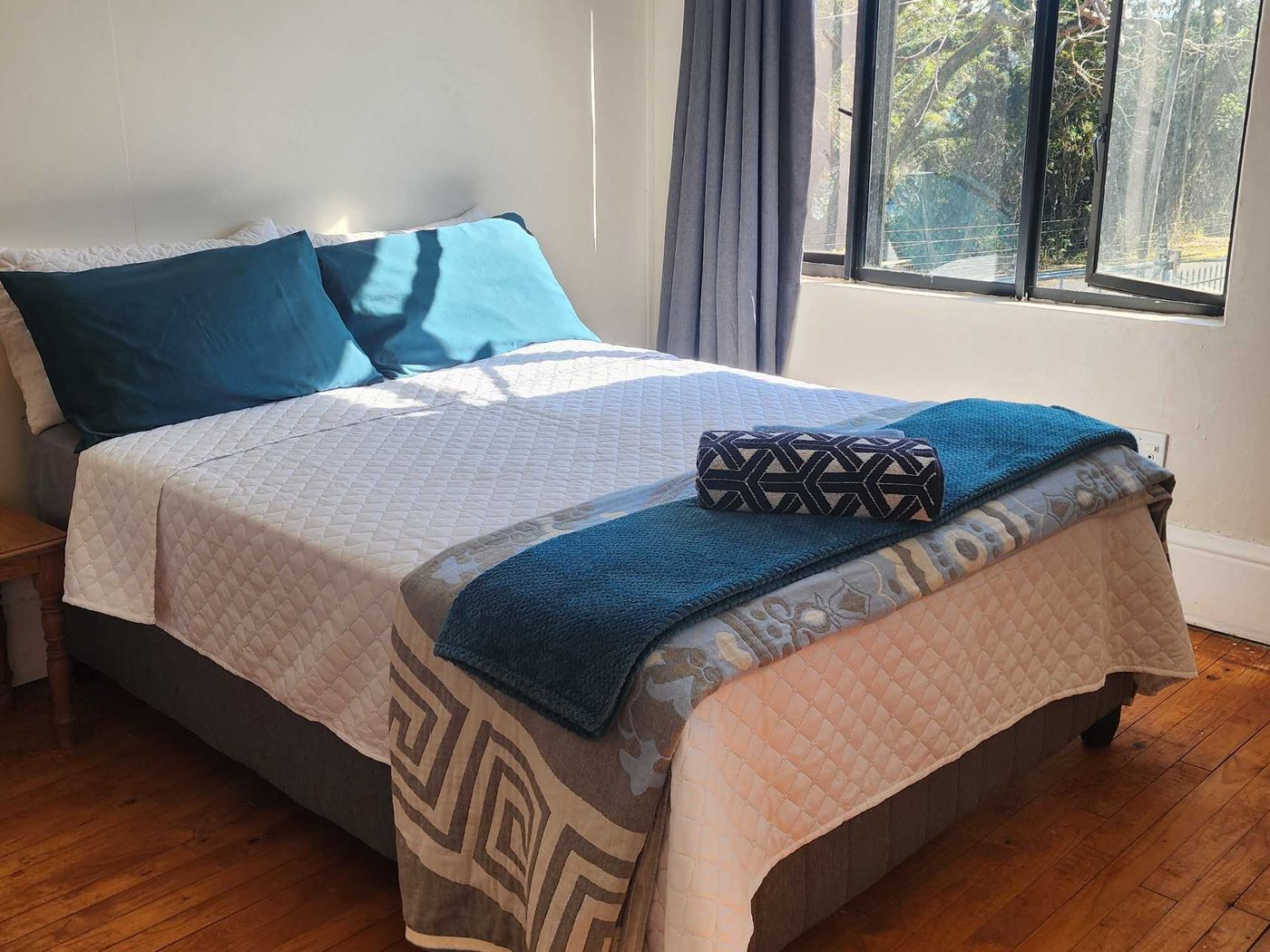 Second double bedroom with a window onto the garden